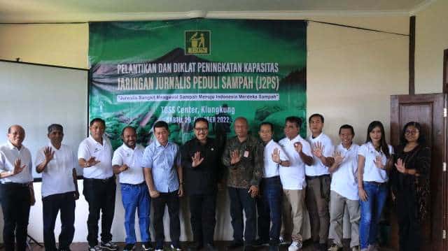 Wagub Cok Ace Lantik Jaringan Jurnalis Peduli Sampah Masa Bakti 2022-2025