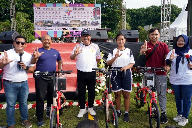 Ikuti Senam Integritas, Wagub Cok Ace Sampaikan Pesan Anti Korupsi