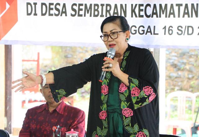 Ketua Dekranasda Bali Gelar Bimtek Tenun Cag-Cag di Desa Sembiran