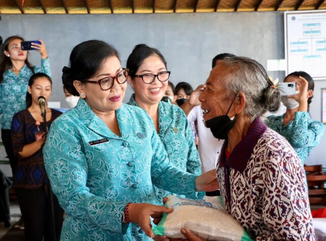 Ketua TP PKK Bali Gelar Aksi Sosial Menyapa dan Berbagi di Kabupaten Tabanan