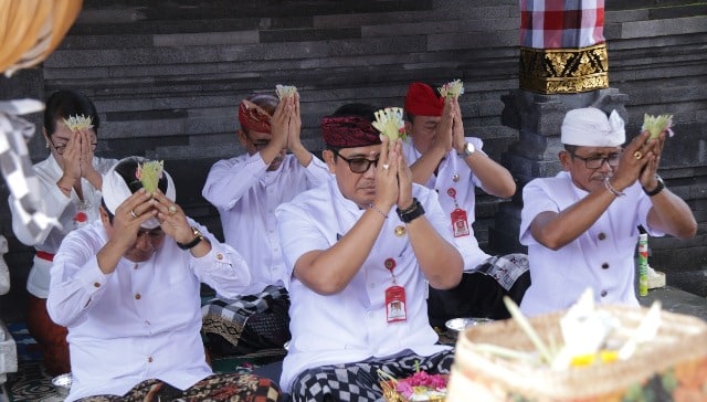 Bupati Tabanan Hadiri Karya Ngenteg Linggih Desa Adat Ngis