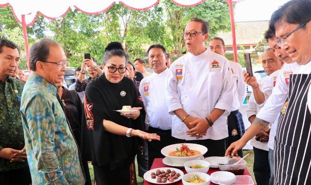 Ny. Putri Koster Saksikan Demo Masak Bali Chef Community dengan Paduan Arak Bali