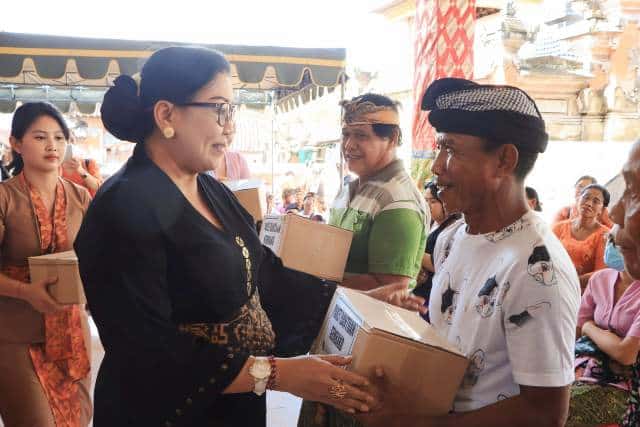 Ny. Putri Koster Serahkan Bantuan Paket Sembako