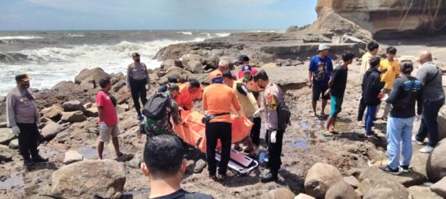 Mayat Pria Telanjang Terdampar di Pantai Srijong