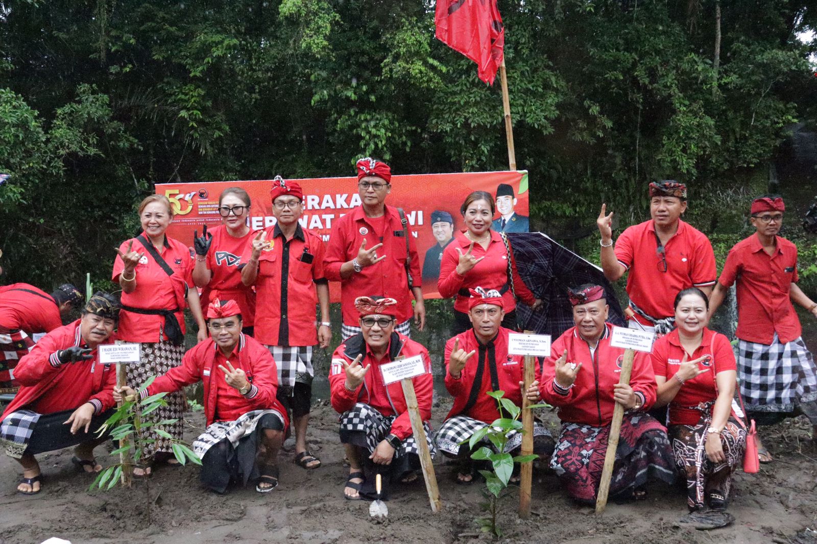 Tanam Pohon PDIP Tabanan Bergerak Lakukan Penghijauan di Aliran Tukad Yeh Sungi