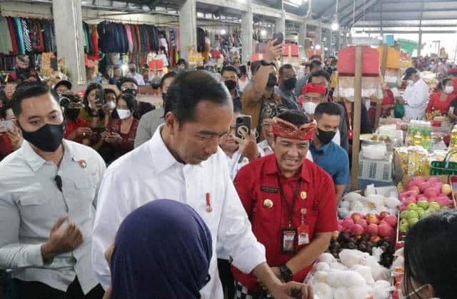 Bupati Sanjaya Dampingi Presiden Joko Widodo Cek Harga Kebutuhan Pokok di Pasar Induk Baturit