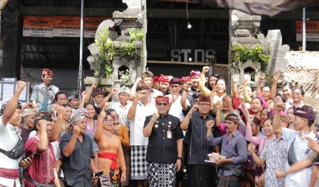 Bupati Sanjaya Hadiri Ngaben Desa Adat Sembung Gede