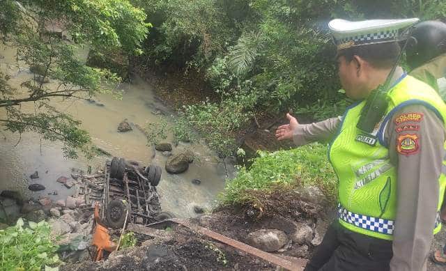 Hiang Kendali, Truk Muat Semen Terjun ke Sungai