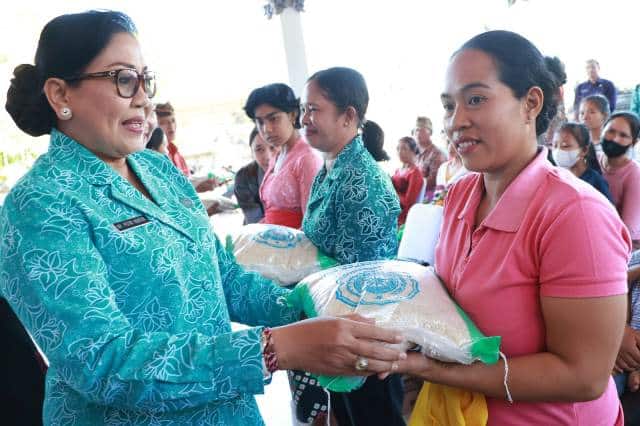 Digelar Dua Hari, Aksi Sosial Ketua TP PKK Bali Menyapa dan Berbagi di Jembrana Sasar 400 Warga Kurang Mampu