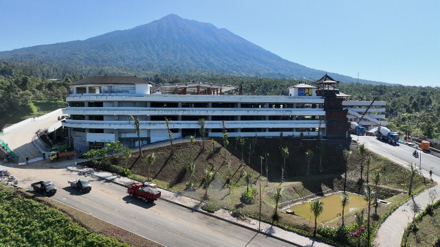 Gubernur Koster Bangun Gedung Parkir Area Manik Mas di Besakih