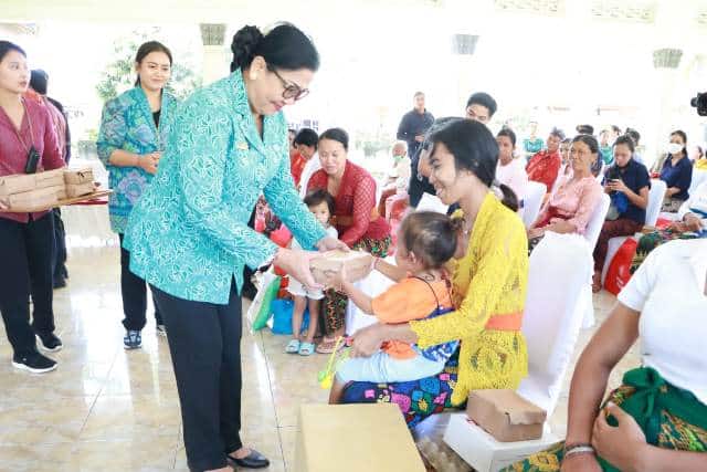 Hari Pertama Aksi Sosial dan Sosialisasi Ketua TP PKK Ny. Putri Koster di Jembrana