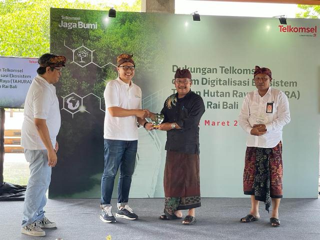 Tindaklanjuti Arahan Gubernur Koster,Telkomsel SerahkanBantuan IOT untuk Pelestarian dan Pengawasan Hutan Mangrove