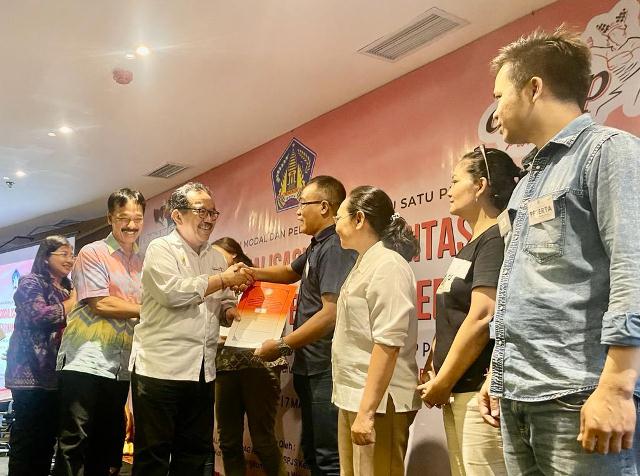 Wagub Cok Ace Serahkan 1.000 NIB ke Pelaku Usaha
