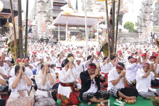 Pemkab Tabanan Ngaturang Bhakti Penganyar di Pura Ulun Danu Batur