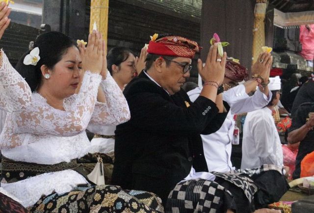 Bhakti Penganyar di Pura Agung Besakih