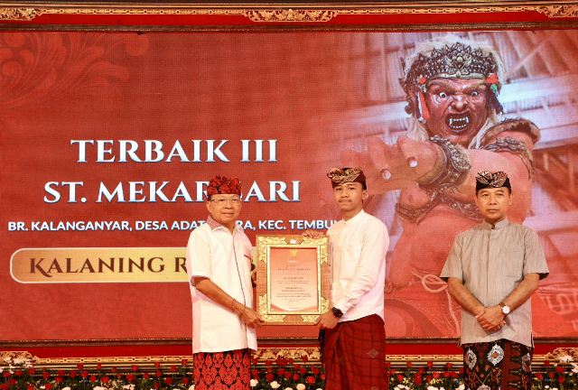 Gubernur Koster Menyerahkan Hadiah Lomba Ogoh-Ogoh se-Bali Tahun 2023