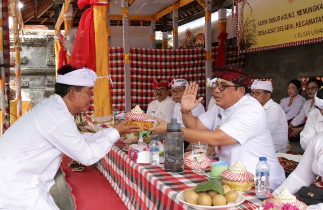 Hadiri Uleman Karya Ngenteg Linggih Desa Adat Selabih, Bupati Sanjaya Berikan Doa Restu