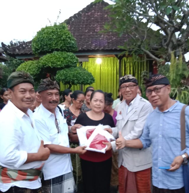 Kader Partai Gerindra Turun dan Serahkan Bantuan Kain Kebaya di Banjar Cekik