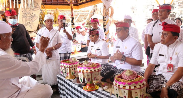 Komitmen Dukung Pembangunan, Bupati Sanjaya Roadshow Hadiri Uleman di Tiga Desa