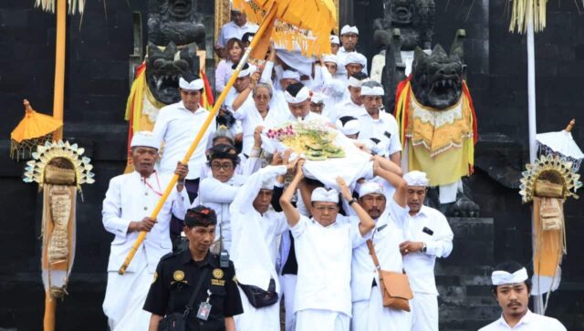 Gubernur Koster dan Wagub Cok Ace Haturkan Bhakti Penyineban Karya Ida Bhatara Turun Kabeh di Pura Agung Besakih