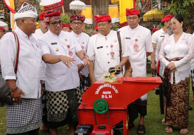 Rawat Kebersihan Pura, Bupati Sanjaya Serahkan Mesin Pencacah Sampah