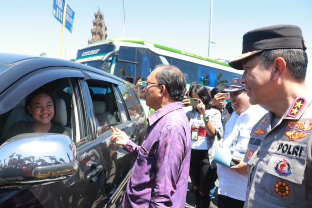 Tinjau Pos Terpadu Mudik Lebaran 2023 di Gilimanuk, Gubernur Koster Kerahkan Dishub Bali Dukung Personil Gabungan Layani Pemudik