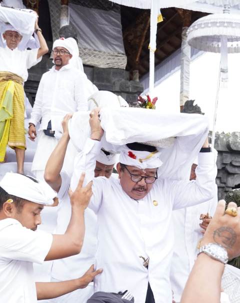 Wagub Cok Ace Beserta Sekda Dewa Indra Turut Prosesi Nedunang Ida Bhatara Serangkaian Ida Bhatara Turun Kabeh di Besakih