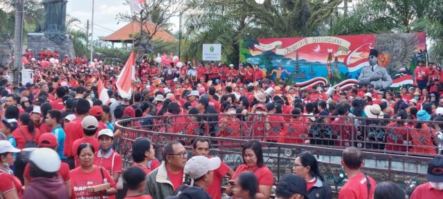 Jadi Lautan Merah, Puluhan Ribu Masyarakat Tabanan Ikuti Creative Fun Walk