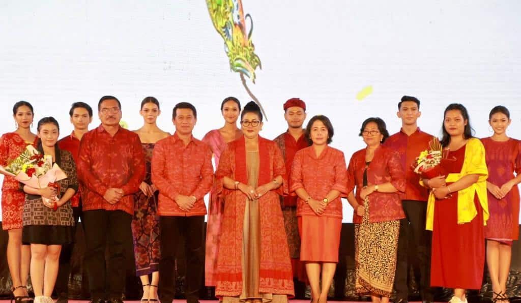 Hadiri Fashion Show Semarapura Festival ke-5, Ny. Putri Koster Minta Pedagang Jual Kain Tenun Produksi Penenun Klungkung