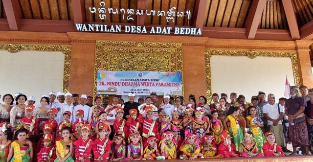 Ketua DPRD Tabanan Hadiri Pelepasan Siswa Paud Hindu