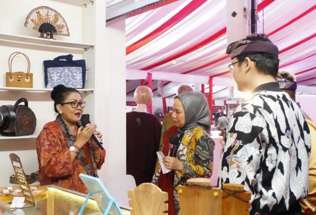 Ny. Putri Koster Ajak Masyarakat Jadikan Kain Tradisional Tuan Rumah di Negeri Sendiri