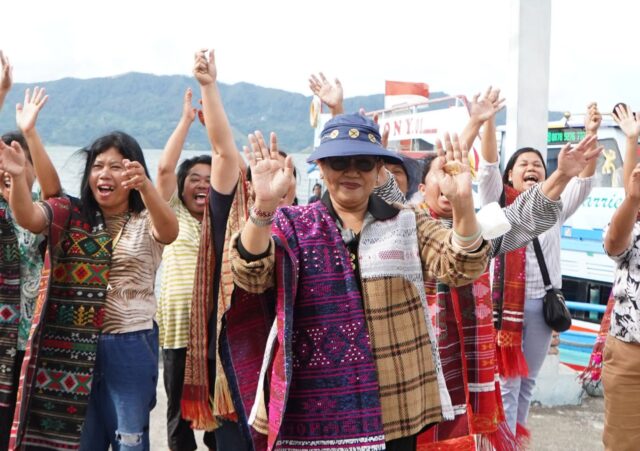 Sambangi Pulau Samosir, Ny. Putri Koster Disambut Hangat Warga dengan Tari Tor-Tor