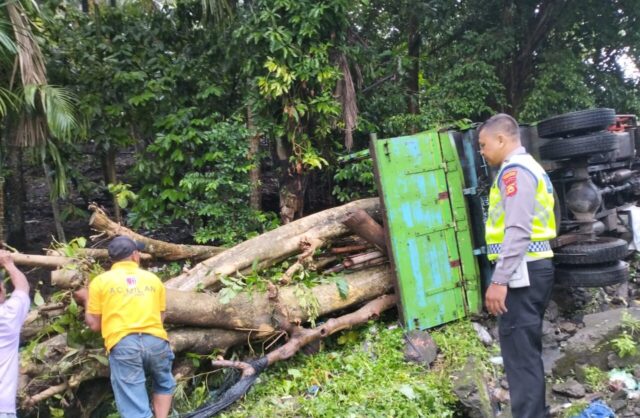 Tak Kuat Nanjak, Truk Mundur Lalu Terguling di Tanjakan Samsam