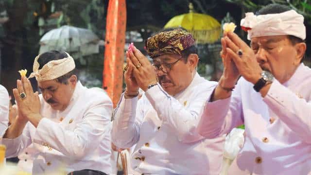 Mohon Kerahayuan dan Keharmonisan Jagat Bali, Wagub Cok Ace Ngaturang Bhakti di Pura Samuantiga