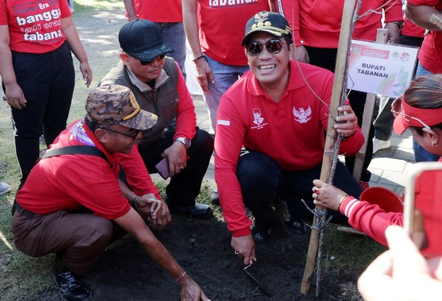 Bupati Sanjaya Bersih-Bersih Pantai Yeh Gangga