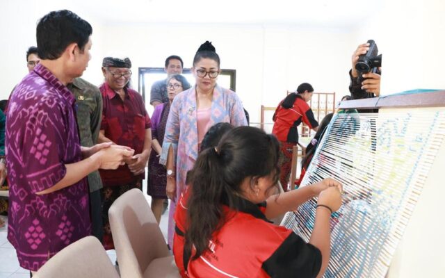 Ketua Dekranasda Bali Ny. Putri Koster Meninjau PLUT UMKM Buleleng