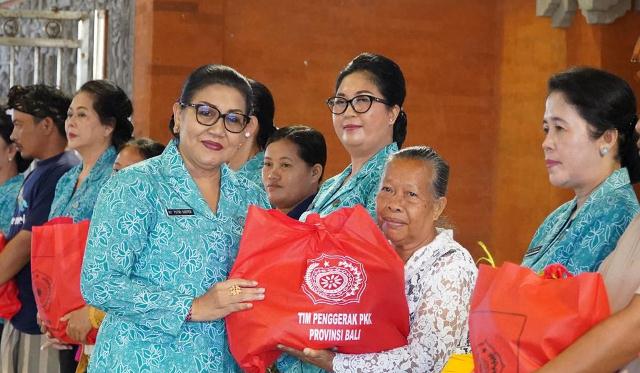 Ringan Tapi Bermanfaat, Ny. Putri Koster Bagikan 300 Paket Sembako di Klungkung