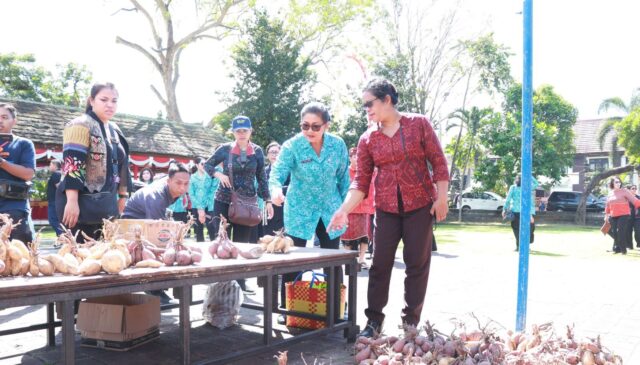 Ny. Putri Koster Gelar Pasar Rakyat Berbelanja dan Berbagi di Kabupaten Karangasem