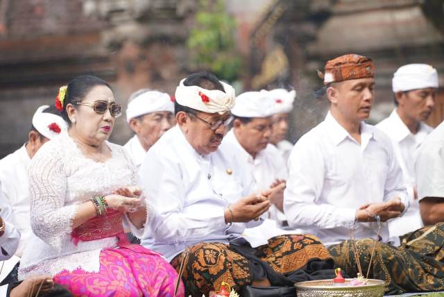 Wagub Cok Ace Matur Piuning Persiapan Pelaksanaan Piodalan Pertama Pasca Pandemi Covid-19 Pura Mandara Giri Semeru Agung Lumajang