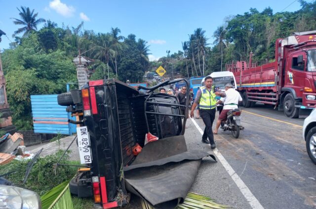 4 Kendaraan Terlibat Tabrakan Beruntun di Tanjakan Samsam