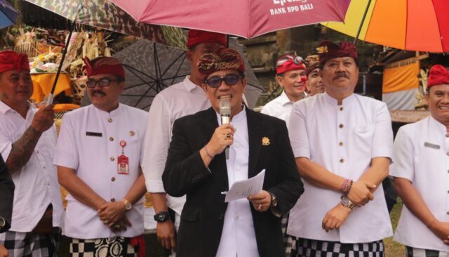 Pemkab Tabanan Haturkan Bakti Penganyar di Pura Mandara Giri Semeru Agung Lumajang