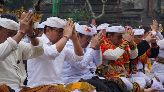 Wagub Cok Ace Apresiasi Bhakti Penganyar kota Denpasar di Pura Mandara Giri Semeru Agung