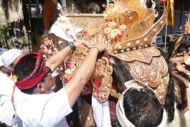 Bupati Sanjaya Apresiasi Upacara Padudusan Alit, Melaspas lan Ngeratep Ratu Gede Alit di Pura Luhur Gonjeng