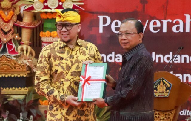 Gubernur Bali Terima Undang-Undang Provinsi Bali dari Ketua Komisi II DPR RI