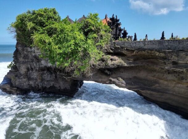 Wow, Tebing Pura Batu Bolong di Tanah Lot Mengalami Retakan