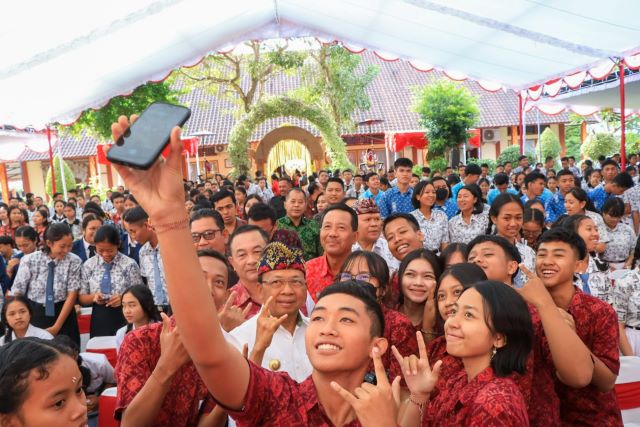 Antusiasme Guru dan Siswa SMA/SMK di Karangasem Sambut Gubernur Koster di SMKN 1 Amlapura