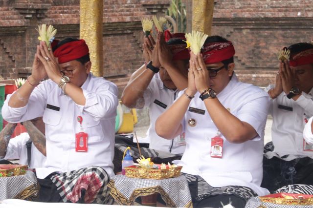 Bupati Sanjaya Memohon Kerahayuan Jagat di Pura Luhur Muncaksari