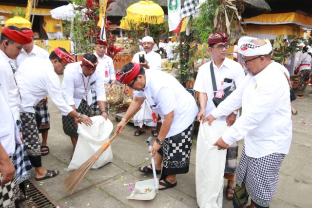 Bupati Tabanan “Ngayah Mereresik” di Pura Luhur Batukau