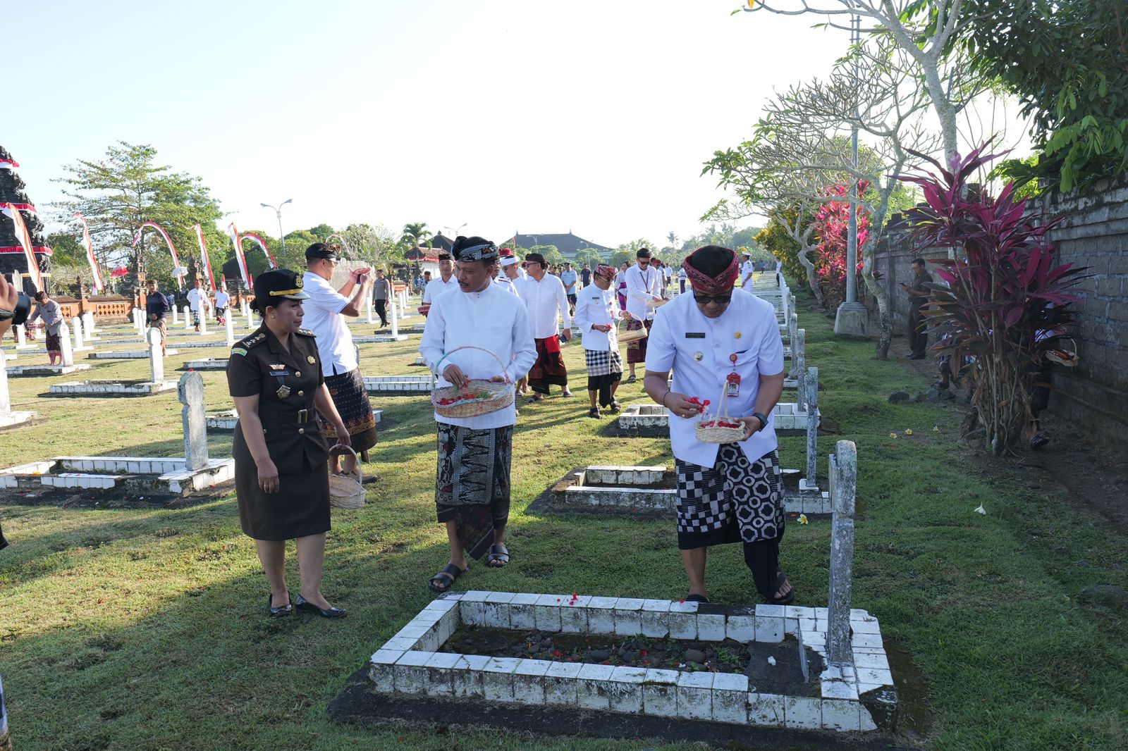 Peringatan Hari Jadi Provinsi Bali ke-65 Dimeriahkan dengan Ziarah dan Tabur Bunga di Taman Makam Pahlawan