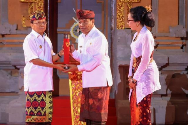 Gubernur Koster Serahkan SK Perpanjangan Masa Jabatan PJ Bupati Buleleng Ketut Lihadnyana